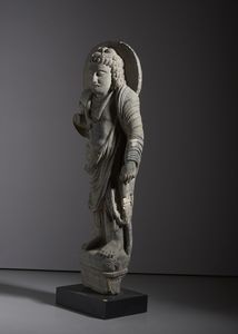 Arte Indiana : Grande figura di Bodhisattva in scisto grigio. Gandhara, IV sec. d.C. circa.  - Asta Asta 437 | ARTE ORIENTALE - ARTE ORIENTALE DA COLLEZIONI PRIVATE ITALIANE Online - Associazione Nazionale - Case d'Asta italiane