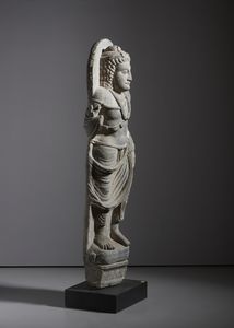 Arte Indiana : Grande figura di Bodhisattva in scisto grigio. Gandhara, IV sec. d.C. circa.  - Asta Asta 437 | ARTE ORIENTALE - ARTE ORIENTALE DA COLLEZIONI PRIVATE ITALIANE Online - Associazione Nazionale - Case d'Asta italiane