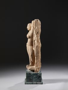 Arte Indiana : Scultura in arenaria rosa raffigurante Apsara. Probabilmente Periodo Candela.  - Asta Asta 437 | ARTE ORIENTALE - ARTE ORIENTALE DA COLLEZIONI PRIVATE ITALIANE Online - Associazione Nazionale - Case d'Asta italiane