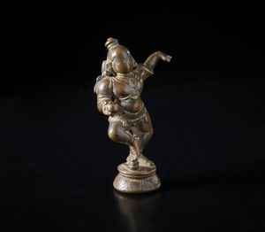 Arte Indiana : Bronzo raffigurante Balakrishna danzante con una palla di burro nella mano.India del Sud,  XVIII-XIX sec.  - Asta Asta 437 | ARTE ORIENTALE - ARTE ORIENTALE DA COLLEZIONI PRIVATE ITALIANE Online - Associazione Nazionale - Case d'Asta italiane