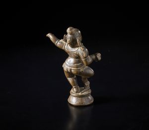 Arte Indiana : Bronzo raffigurante Balakrishna danzante con una palla di burro nella mano.India del Sud,  XVIII-XIX sec.  - Asta Asta 437 | ARTE ORIENTALE - ARTE ORIENTALE DA COLLEZIONI PRIVATE ITALIANE Online - Associazione Nazionale - Case d'Asta italiane