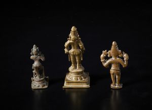 Arte Indiana : Tre figure devozionali in bronzo raffiguranti deit della mitologia Ind.Sud India, XIX sec.  - Asta Asta 437 | ARTE ORIENTALE - ARTE ORIENTALE DA COLLEZIONI PRIVATE ITALIANE Online - Associazione Nazionale - Case d'Asta italiane