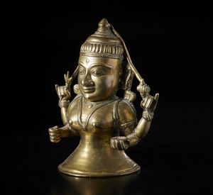 Arte Indiana - Figura in bronzo raffigurante il busto di divinit femminile con quattro braccia.India del sud, XIX sec.