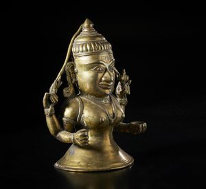 Arte Indiana : Figura in bronzo raffigurante il busto di divinit femminile con quattro braccia.India del sud, XIX sec.  - Asta Asta 437 | ARTE ORIENTALE - ARTE ORIENTALE DA COLLEZIONI PRIVATE ITALIANE Online - Associazione Nazionale - Case d'Asta italiane