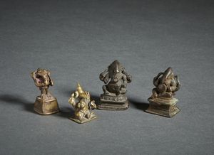 Arte Indiana - Gruppo di 4 figure in lega di rame raffiguranti Ganesh. India Centro-Meridionale, XVIII-XIX secolo.