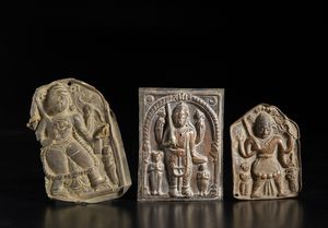 Arte Indiana - Tre placche Virabhadra in lega di rame sbalzatoIndia Meridionale, Karnataka, XIX secolo