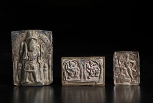 Arte Indiana - Gruppo di 3 placche in argento sbalzato India, XIX secolo