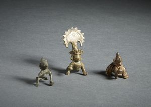 Arte Indiana - Gruppo di tre Balakrishna di fattura popolare in bronzo. India Centrale, XIX secolo