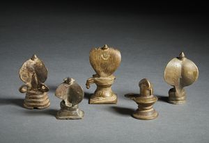 Arte Indiana : Cinque Shivalingam in lega di rameIndia, XVIII-XIX secolo  - Asta Asta 437 | ARTE ORIENTALE - ARTE ORIENTALE DA COLLEZIONI PRIVATE ITALIANE Online - Associazione Nazionale - Case d'Asta italiane