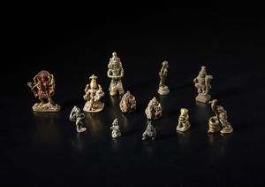 Arte Indiana - Gruppo di dodici bronzi in miniatura raffiguranti divinit varie. India, XIX secolo.