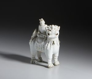 Arte Cinese : Scultura in porcellana dehua raffigurante un uomo a cavallo di un leone buddhista.Cina, Dinastia Qing, Periodo Kangxi.  - Asta Asta 437 | ARTE ORIENTALE - ARTE ORIENTALE DA COLLEZIONI PRIVATE ITALIANE Online - Associazione Nazionale - Case d'Asta italiane