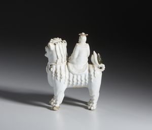 Arte Cinese : Scultura in porcellana dehua raffigurante un uomo a cavallo di un leone buddhista.Cina, Dinastia Qing, Periodo Kangxi.  - Asta Asta 437 | ARTE ORIENTALE - ARTE ORIENTALE DA COLLEZIONI PRIVATE ITALIANE Online - Associazione Nazionale - Case d'Asta italiane