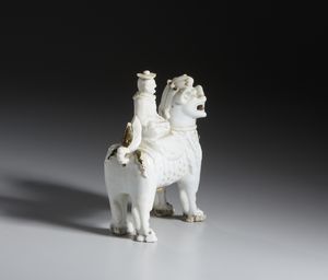 Arte Cinese : Scultura in porcellana dehua raffigurante un uomo a cavallo di un leone buddhista.Cina, Dinastia Qing, Periodo Kangxi.  - Asta Asta 437 | ARTE ORIENTALE - ARTE ORIENTALE DA COLLEZIONI PRIVATE ITALIANE Online - Associazione Nazionale - Case d'Asta italiane