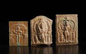 Arte Indiana - Gruppo di tre placche Virabhadra in rame sbalzato. India Centrale o Meridionale, Maharashtra o Karnataka, XVIII-XIX secolo