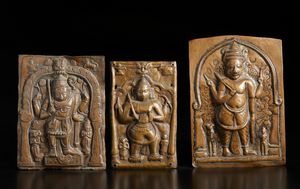 Arte Indiana - Tre placche in rame sbalzato. India meridionale, XIX sec.