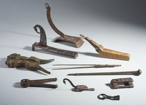 Arte Indiana - Gruppo di 9 utensili in bronzo India, XX secolo