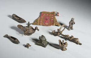 Arte Indiana - Gruppo di nove oggetti di varia natura.India, XX secolo.
