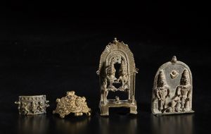 Arte Indiana - Gruppo di due altari raffiguranti sacra famiglia e due placche bazu bands   India popolare, XVIII-XIX secolo