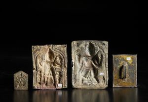 Arte Indiana : Quattro placche verabadhra in argento sbalzato.India, XIX sec.  - Asta Asta 437 | ARTE ORIENTALE - ARTE ORIENTALE DA COLLEZIONI PRIVATE ITALIANE Online - Associazione Nazionale - Case d'Asta italiane