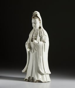 Arte Cinese : Statua di Guanyin in porcellana porcellana bianca dehua.  Cina, Dinastia Qing, XVIII sec.  - Asta Asta 437 | ARTE ORIENTALE - ARTE ORIENTALE DA COLLEZIONI PRIVATE ITALIANE Online - Associazione Nazionale - Case d'Asta italiane