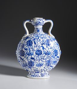 Arte Cinese : Moon flask in porcellana. Cina, XX sec.  - Asta Asta 437 | ARTE ORIENTALE - ARTE ORIENTALE DA COLLEZIONI PRIVATE ITALIANE Online - Associazione Nazionale - Case d'Asta italiane