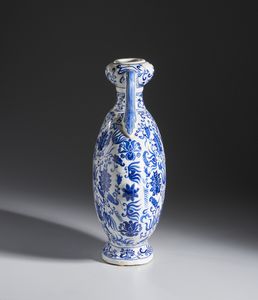 Arte Cinese : Moon flask in porcellana. Cina, XX sec.  - Asta Asta 437 | ARTE ORIENTALE - ARTE ORIENTALE DA COLLEZIONI PRIVATE ITALIANE Online - Associazione Nazionale - Case d'Asta italiane