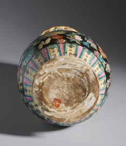 Arte Cinese : Vaso in porcellana con collo svasato. Cina, XX sec.  - Asta Asta 437 | ARTE ORIENTALE - ARTE ORIENTALE DA COLLEZIONI PRIVATE ITALIANE Online - Associazione Nazionale - Case d'Asta italiane