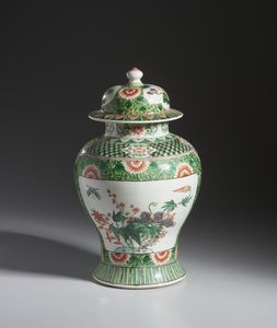 Arte Cinese : Potiche in porcellana con coperchio. Cina, Dinastia Qing, XIX sec.  - Asta Asta 437 | ARTE ORIENTALE - ARTE ORIENTALE DA COLLEZIONI PRIVATE ITALIANE Online - Associazione Nazionale - Case d'Asta italiane