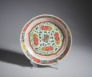 Arte Cinese : Grande Piatto in porcellana con decori floreali. Dinastia Qing, Periodo Kangxi.  - Asta Asta 437 | ARTE ORIENTALE - ARTE ORIENTALE DA COLLEZIONI PRIVATE ITALIANE Online - Associazione Nazionale - Case d'Asta italiane