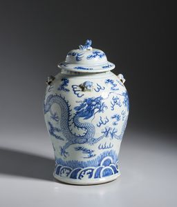 Arte Cinese : Potiche in porcellana bianco blu.Cina, XX sec.  - Asta Asta 437 | ARTE ORIENTALE - ARTE ORIENTALE DA COLLEZIONI PRIVATE ITALIANE Online - Associazione Nazionale - Case d'Asta italiane