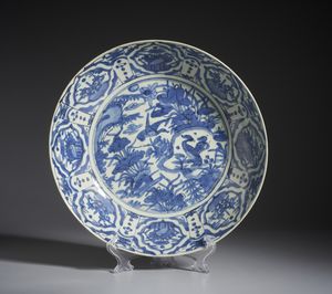 Arte Cinese : Grande Piatto bianco/blu Swatow in porcellana. Cina, Dinastia Ming, XVII sec.  - Asta Asta 437 | ARTE ORIENTALE - ARTE ORIENTALE DA COLLEZIONI PRIVATE ITALIANE Online - Associazione Nazionale - Case d'Asta italiane