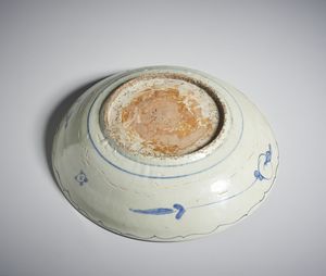 Arte Cinese : Grande Piatto bianco/blu Swatow in porcellana. Cina, Dinastia Ming, XVII sec.  - Asta Asta 437 | ARTE ORIENTALE - ARTE ORIENTALE DA COLLEZIONI PRIVATE ITALIANE Online - Associazione Nazionale - Case d'Asta italiane