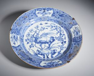 Arte Cinese - Grande piatto in porcellana bianco e blu. Cina, Dinastia Qing, Periodo Kangxi.