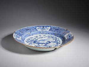 Arte Cinese : Grande piatto in porcellana bianco e blu. Cina, Dinastia Qing, Periodo Kangxi.  - Asta Asta 437 | ARTE ORIENTALE - ARTE ORIENTALE DA COLLEZIONI PRIVATE ITALIANE Online - Associazione Nazionale - Case d'Asta italiane