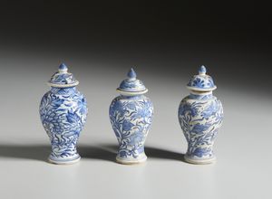 Arte Cinese - Gruppo di tre potiche in porcellana a decoro bianco blu. Cina, Dinastia Qing, Kangxi.