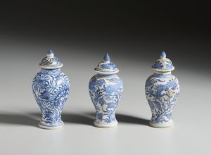 Arte Cinese : Gruppo di tre potiche in porcellana a decoro bianco blu. Cina, Dinastia Qing, Kangxi.  - Asta Asta 437 | ARTE ORIENTALE - ARTE ORIENTALE DA COLLEZIONI PRIVATE ITALIANE Online - Associazione Nazionale - Case d'Asta italiane