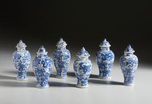 Arte Cinese - Gruppo di sei potiche in porcellana a decori bianco blu.Cina, Dinastia Qing, Kangxi.