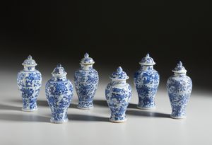 Arte Cinese : Gruppo di sei potiche in porcellana a decori bianco blu.Cina, Dinastia Qing, Kangxi.  - Asta Asta 437 | ARTE ORIENTALE - ARTE ORIENTALE DA COLLEZIONI PRIVATE ITALIANE Online - Associazione Nazionale - Case d'Asta italiane