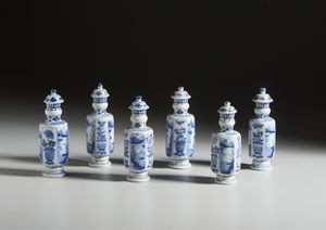 Arte Cinese - Gruppo di sei potiche a decoro bianco blu in porcellana. Cina, Dinastia Qing, Kangxi.