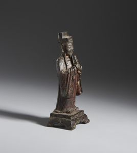 Arte Cinese : Scultura in bronzo raffigurante dignitario. Cina, Dinastia Qing, XVIII sec.  - Asta Asta 437 | ARTE ORIENTALE - ARTE ORIENTALE DA COLLEZIONI PRIVATE ITALIANE Online - Associazione Nazionale - Case d'Asta italiane