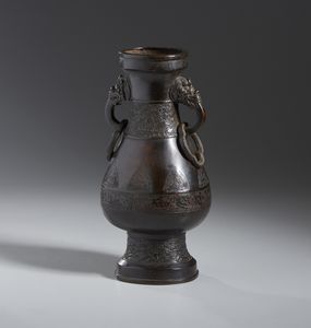 Arte Cinese : Vaso in bronzo.Cina, Dinastia Ming, XVI sec.  - Asta Asta 437 | ARTE ORIENTALE - ARTE ORIENTALE DA COLLEZIONI PRIVATE ITALIANE Online - Associazione Nazionale - Case d'Asta italiane