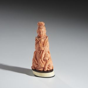 Arte Cinese - Intaglio in corallo raffigurante dama elegantemente vestita con due cagnolini ai suoi fianchi.Cina, XX secolo.