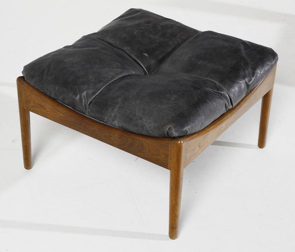 SOLMER VEDEL KRISTIAN (1923 - 2003) : Poltroncina, pouf e tavolino della serie Modus per Soren Willadsen edizione Furniture Vejen, Danimarca  - Asta Asta 438 | DESIGN E ARTI DECORATIVE DEL NOVECENTO Online - Associazione Nazionale - Case d'Asta italiane