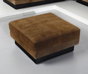 RIZZO WILLY (1928 - 2013) : Divano modulare con pouf  - Asta Asta 438 | DESIGN E ARTI DECORATIVE DEL NOVECENTO Online - Associazione Nazionale - Case d'Asta italiane