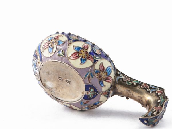 Piccolo kovsh in argento e smalti cloisonn, San Pietroburgo, fine del XIX secolo  - Asta Galanterie e curiosit - Associazione Nazionale - Case d'Asta italiane