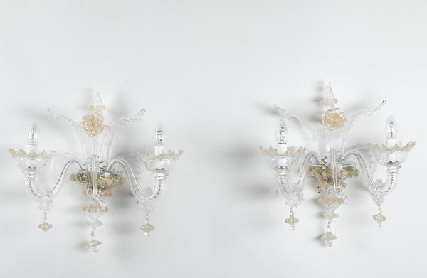 Coppia di appliques in cristallo di Murano bianco e oro a due braccia  - Asta Decoro in stile antico Palazzo Pugliese - Associazione Nazionale - Case d'Asta italiane
