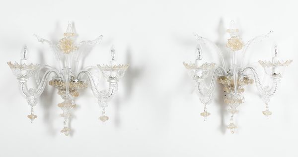 Coppia di appliques in cristallo di Murano bianco e oro a due braccia  - Asta Decoro in stile antico Palazzo Pugliese - Associazione Nazionale - Case d'Asta italiane