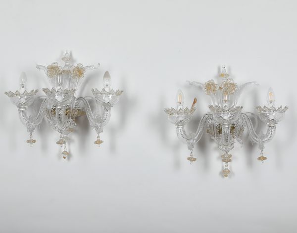 Coppia di appliques in cristallo di Murano bianco e oro a tre braccia  - Asta Decoro in stile antico Palazzo Pugliese - Associazione Nazionale - Case d'Asta italiane