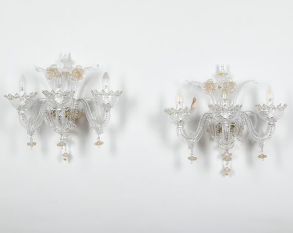 Coppia di appliques in cristallo di Murano bianco e oro a tre braccia  - Asta Decoro in stile antico Palazzo Pugliese - Associazione Nazionale - Case d'Asta italiane