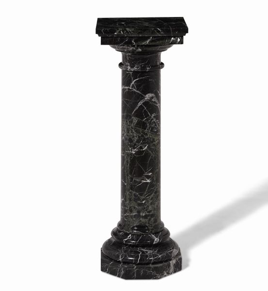 Colonna in marmo nero e verde. XX secolo  - Asta Decoro in stile antico Palazzo Pugliese - Associazione Nazionale - Case d'Asta italiane